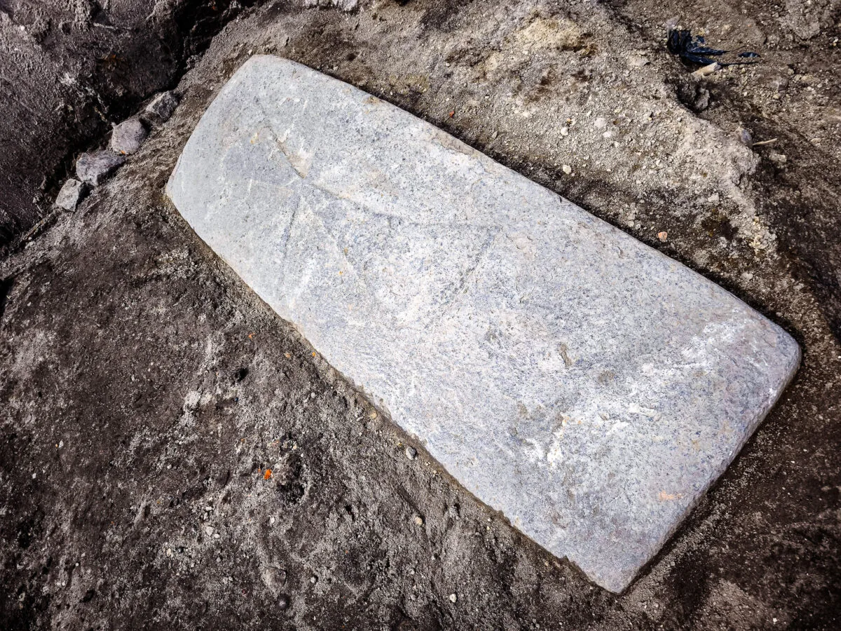 13. Yüzyıla Ait Mezar Taşı, Polonya’nın En Eski Ahşap Kilisesinin Gizemini Derinleştiriyor