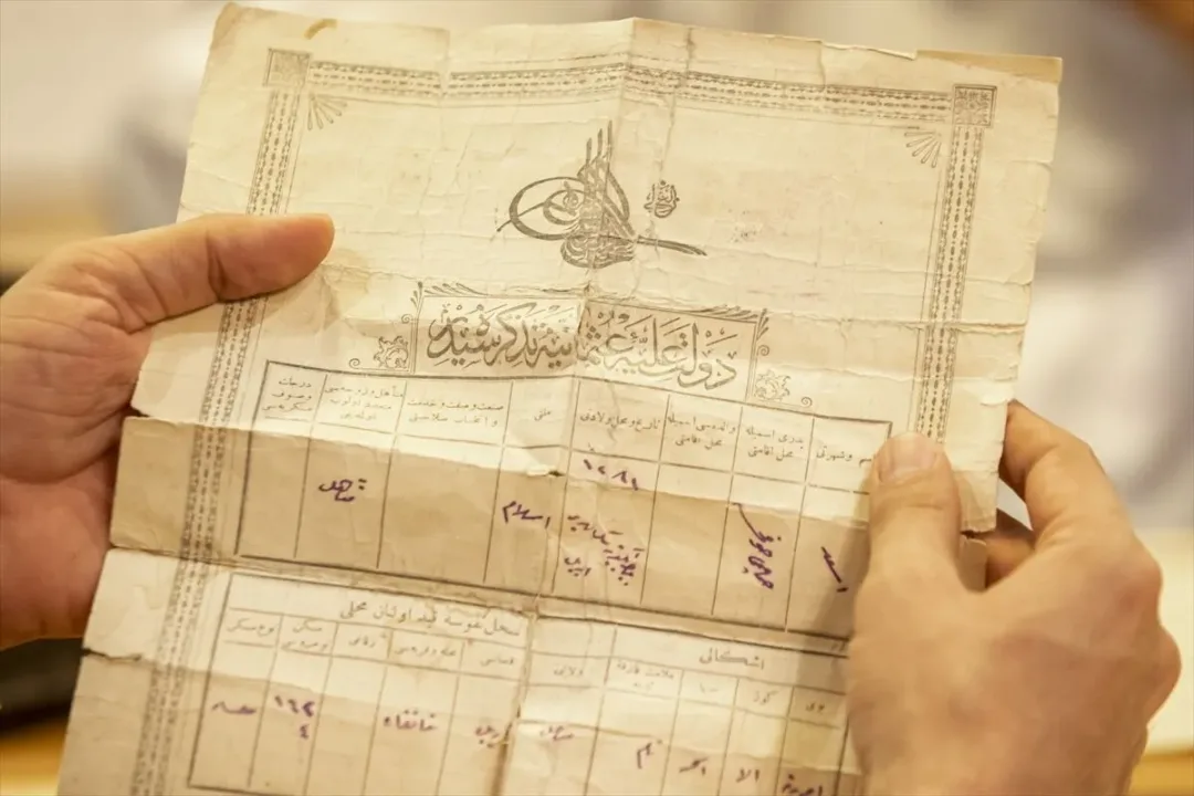 Iraklı aile Osmanlı belgelerinden oluşan arşivlerini özenle koruyor