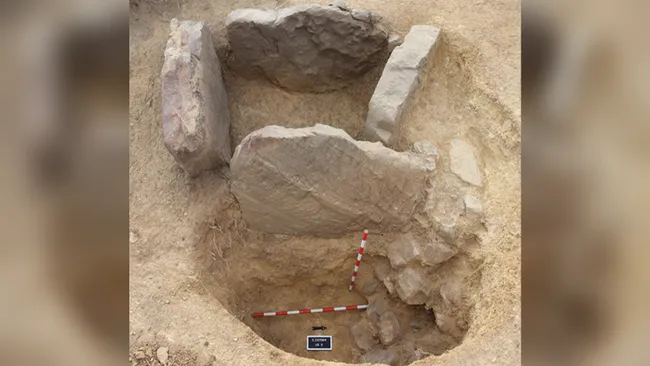 Tanca Yarımadası’ndaki arkeologlar, yaklaşık 4.000 yıl öncesine ait bir taş mezar da dahil olmak üzere üç antik mezarlık keşfetti.