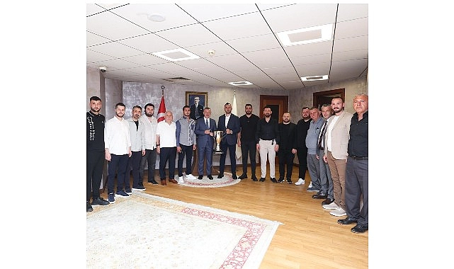 Şampiyon Gölcükspor kupasıyla Başkan Büyükakın’a geldi