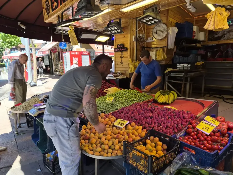 Yarısı balık yarısı meyve.. Tezgahlar renk değiştirdi