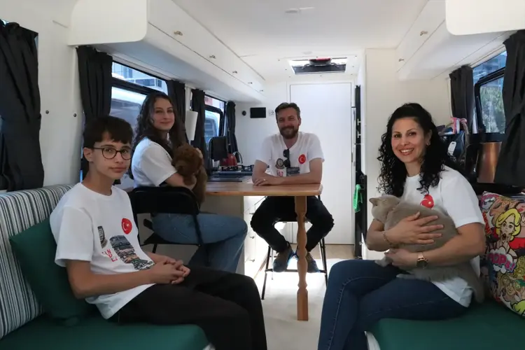 55 bin liraya aldığı otobüsü eve dönüştürdü!