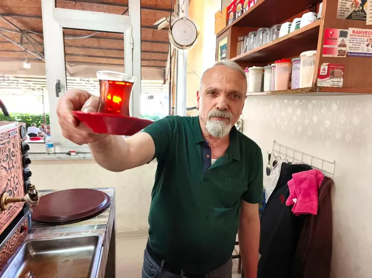40 yıllık çaycının ocağında çay, dilinde şiir eksik olmuyor