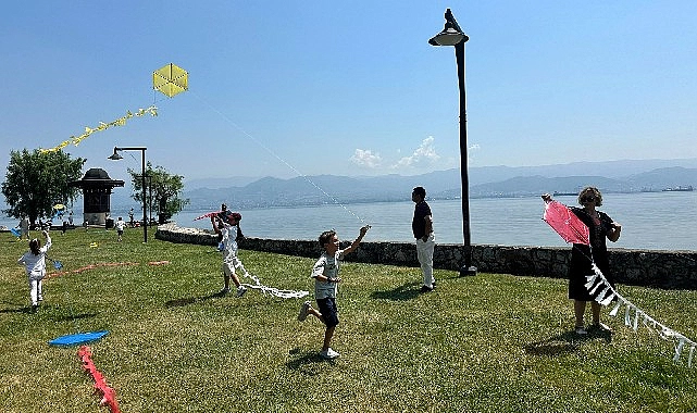 Uçurtmalar Kocaeli’den barışa uçtu; Diplomat çocukları “Barış” için uçurtma uçurdu