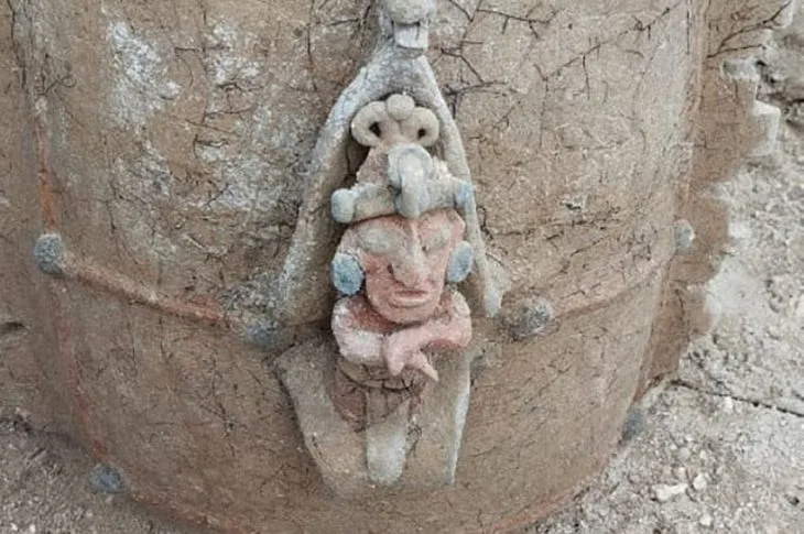 Maya Tren Projesi kapsamında ortaya çıkarılan Maya mısır tanrısını tasvir eden cenaze çömleği.