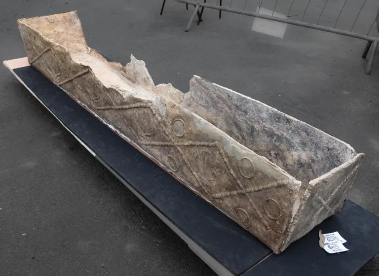 Colchester’da 1.700 Yıl Önce Zengin Bir Romalı Kadın Süslü Bir Kurşun Tabut İçinde Gömüldü