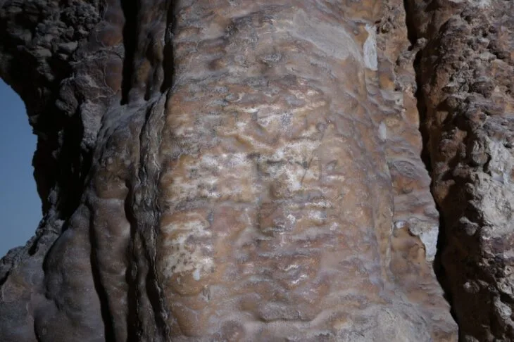 Ein Gedi Yakınındaki Ölü Deniz Mağarasında 1.900 Yıllık Nadir Aramice Yazıt Keşfedildi