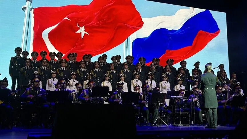 Aleksandrov Rus Kızılordu Korosu ve Hayko Cepkin Harbiye’de aynı sahnede buluştu