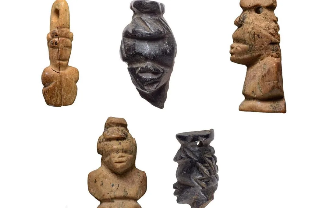 Arkeologlar Negev Çölü’ndeki Hristiyan Mezarlarında Nadir Bulunan Antik Afrika Heykelcikleri Buldu