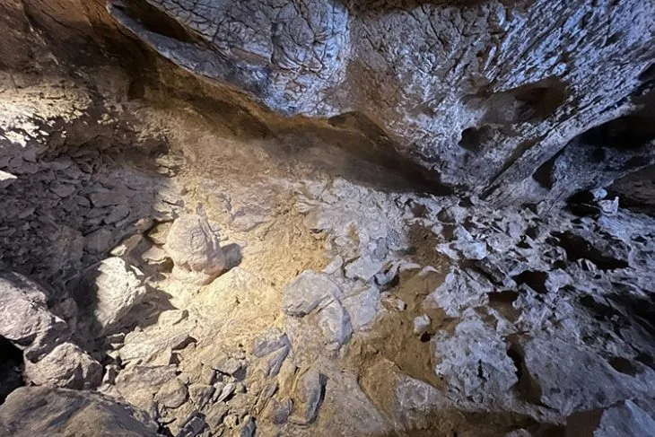 Türkiye’nin Gedikkaya Mağarası’nda 16.500 yıllık bir adak çukurunun içinde taştan bir heykelcik keşfedildi.