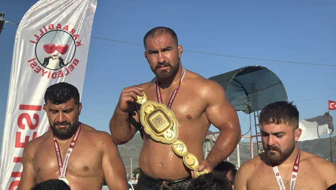 Karaadilli’nin başpehlivanı Feyzullah Aktürk