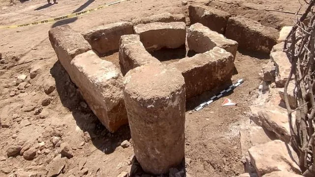 Mardin’de parke taşı döşeme çalışmasında tarihi taş bloklar bulundu