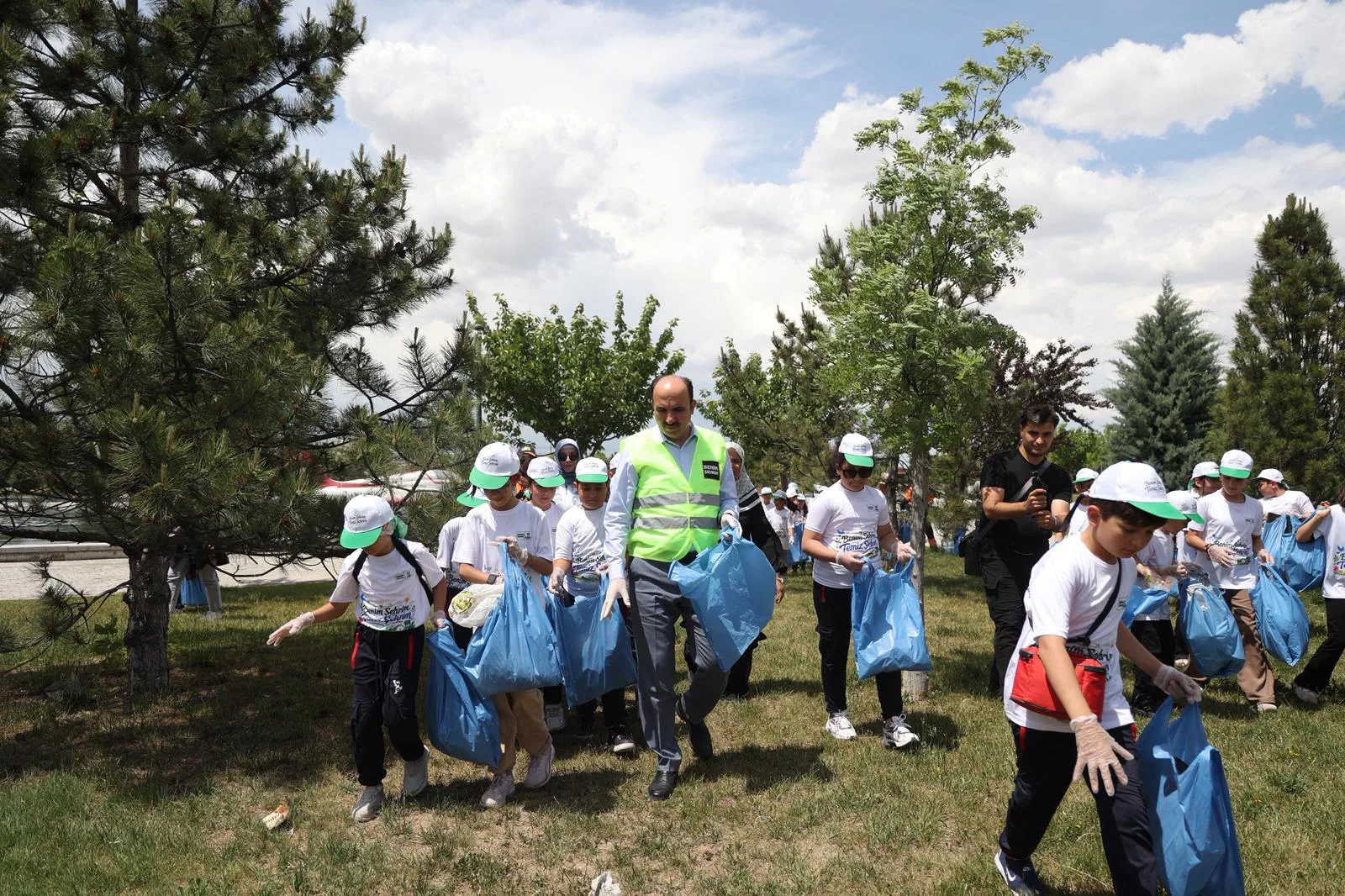 Başkan Altay Ve Çocuklardan Dünya Çevre Günü’nde Örnek Davranış