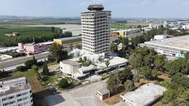 Adana’nın simge yapısı saniyeler içinde tuzla buz oldu
