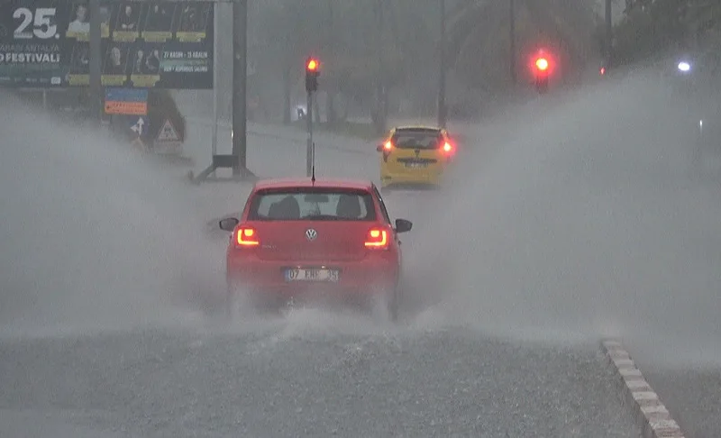 Ankara, Antalya, Sinop.. Meteoroloji’den 19 ile sarı alarm! Kuvvetli sağanak ve sel kapıda