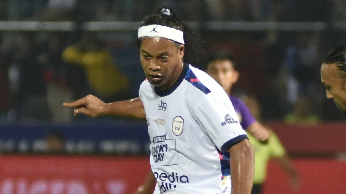46 yaşındaki Ronaldinho futbola geri dönüyor.. profesyonel sözleşme imzaladı