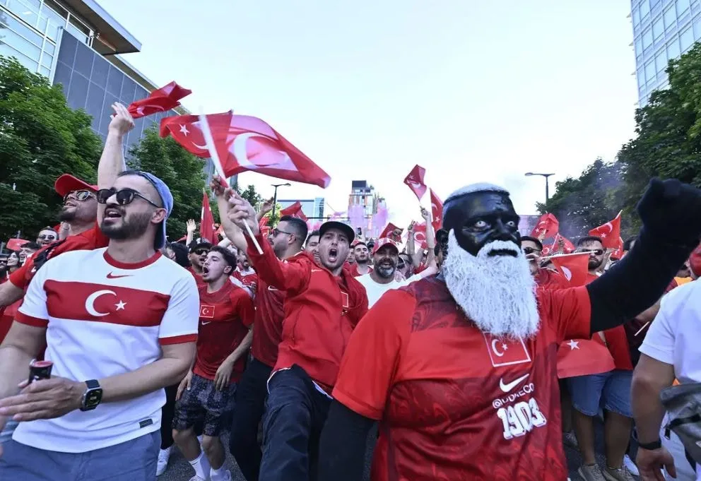 Dünya bu Türk taraftarı konuşuyor! Yüzünü boyamasının nedeni ortaya çıktı