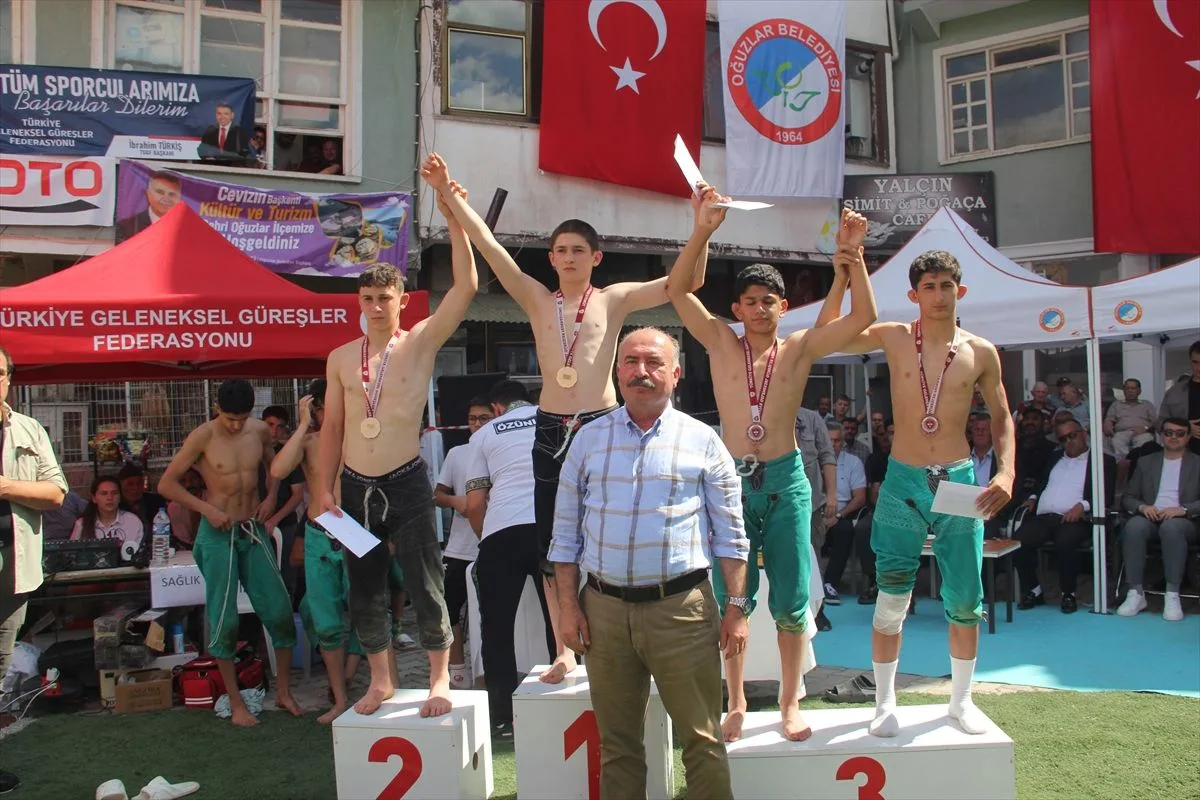 Oğuzlar’da Karakucak Güreşi Şampiyonası.. Çorum birinci oldu.