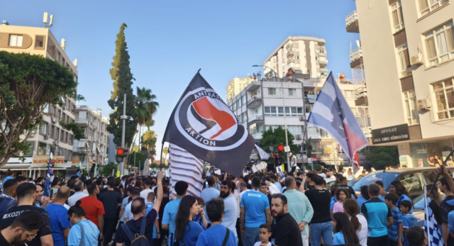 Adana Demirspor taraftarı sokaklara indi