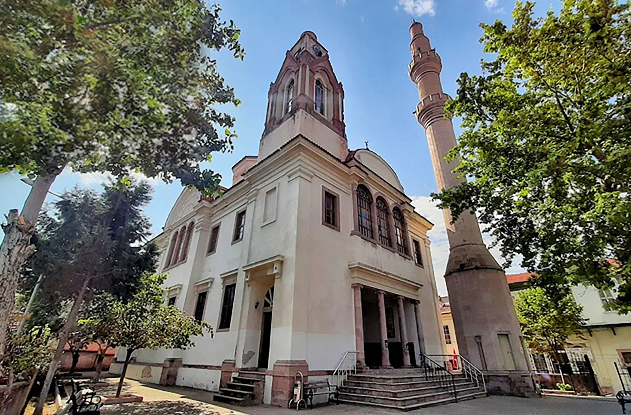 Ayvalık’ın Simgelerinden Saatli Cami