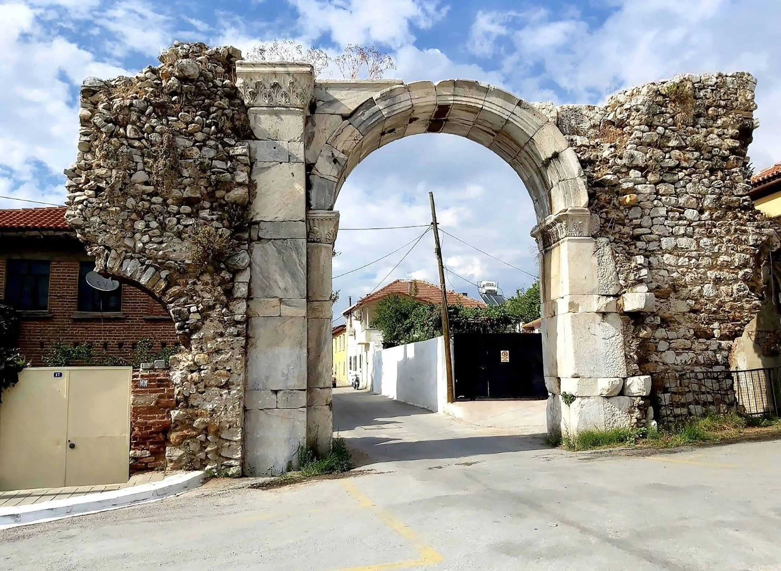 Antik Çağ’dan Günümüze Ulaşan Baltalı Kapı