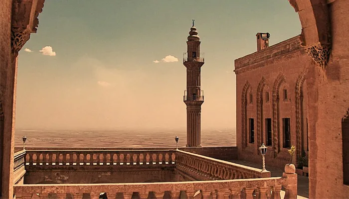 İnce Oymalara Sahip Mimarisi İle Dikkat Çeken Şehidiye Camii ve Medresesi