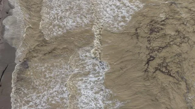 Karadeniz’de sağanağın ardından denizin rengi değişti