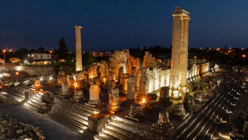 Apollon Tapınağı, gece müzeciliği ile ziyaretçilerini akşam da ağırlıyor