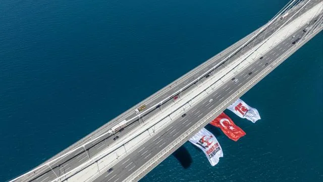 Boğaz’daki köprülere 15 Temmuz dolayısıyla Türk bayrağı asıldı