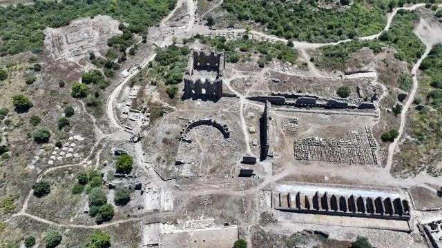 Aspendos’un 2 bin yıllık “tiyatro caddesi” gün yüzüne çıkarıldı
