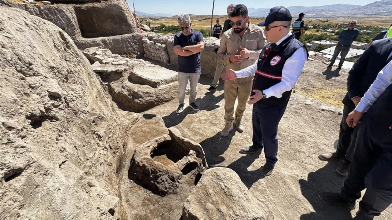 Elazığ’da arkeolojik kazılarda 5 bin yıllık tapınak alanı, sunaklar ve kutsal ocaklar bulundu