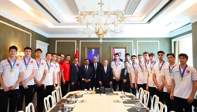 Bakan Bak, TVF Spor Lisesi Erkek Voleybol Takımı’nı kabul etti
