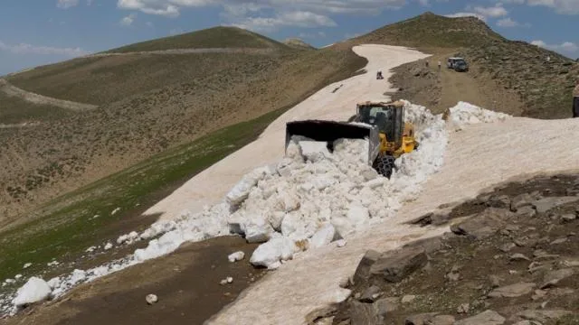 Bitlis’te temmuzda kar mesaisi sürüyor