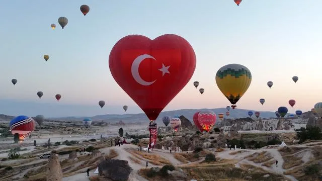 Kapadokya’da sıcak hava balonları Türk bayrakları ve afişlerle uçtu