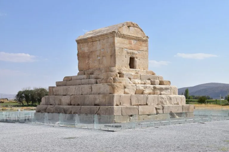 Pasargadae’de Büyük Kiros’un Mezarı Yakınlarında Tarihi Bir Mihrap Keşfedildi