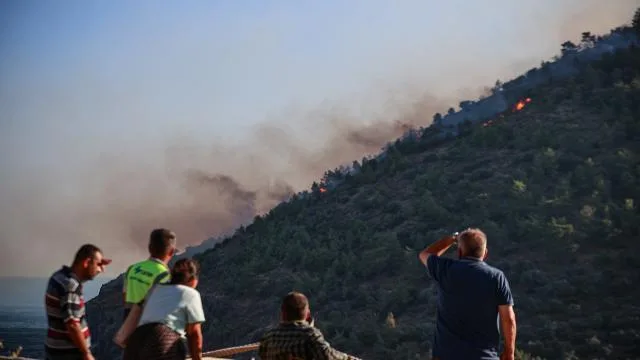 Mersin’de orman yangını: 145 kişi güvenli bölgelere nakledildi