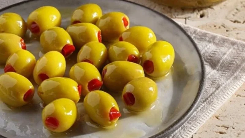 Yeşil zeytin dolgusundaki bilinmeyen gerçek… herkes gerçek biber sanıyor!