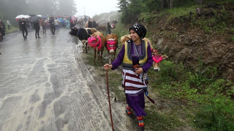 Trabzon’un Akçaabat ilçesinde yayla göçü geleneği canlandırıldı