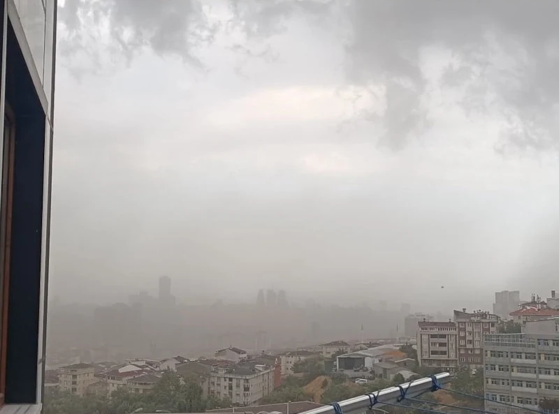 İstanbul’da şiddetli fırtına etkisini gösterdi!.. göz gözü görmüyor