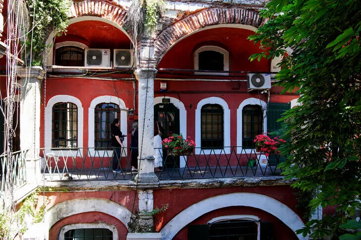 İstanbul’un 300 yıllık Zincirli Han’ı, Osmanlı ticaret kültürünü turistler için yaşatıyor