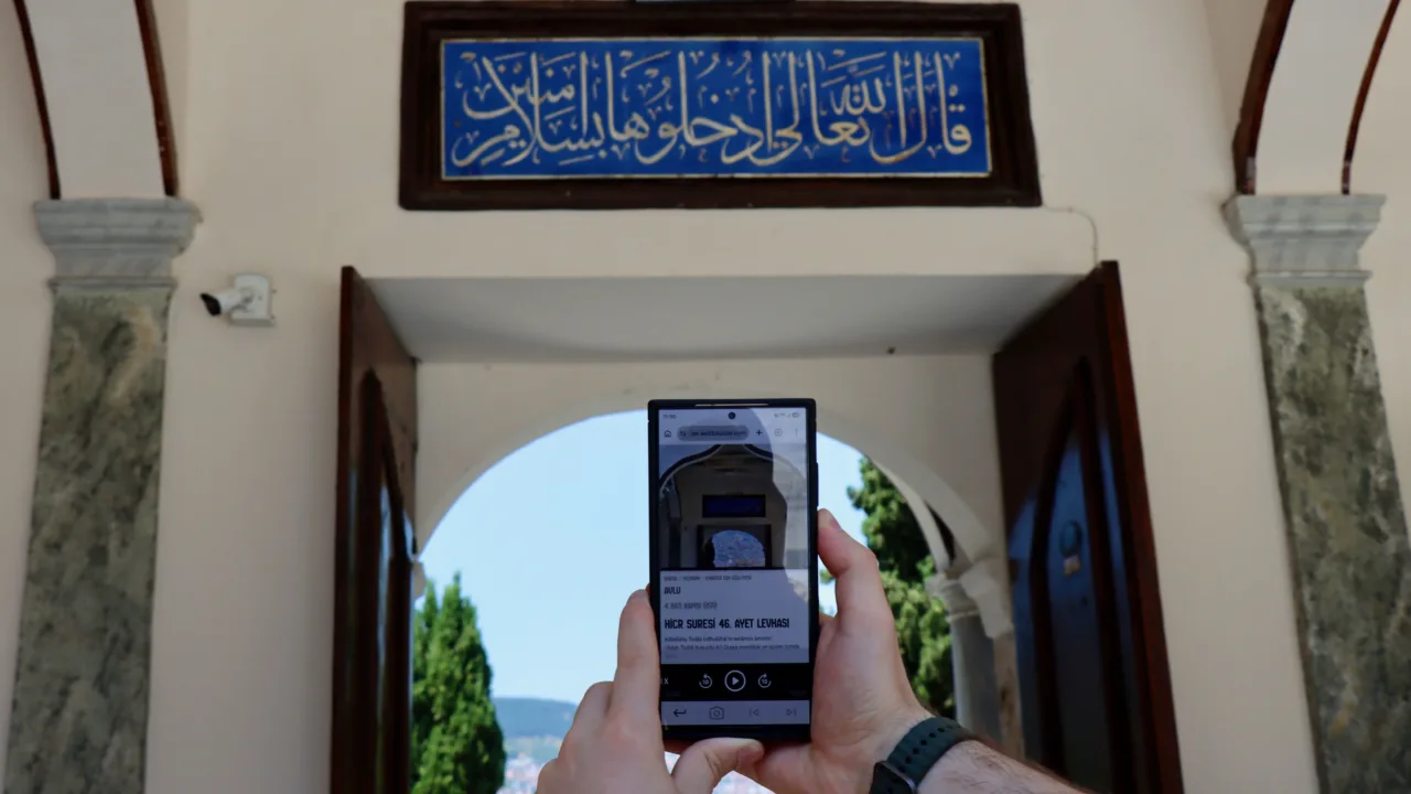 Emir Sultan Külliyesi’nin tarihi ve içindeki hat eserler dijital rehberde