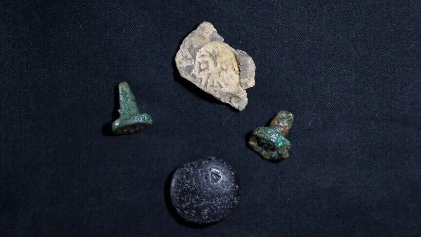 Türkiye’de Bulunan 3.500 Yıllık Luvi Mührü ve Altın Muskasının İncil’den Bir Ayet İçerdiği Düşünülüyor