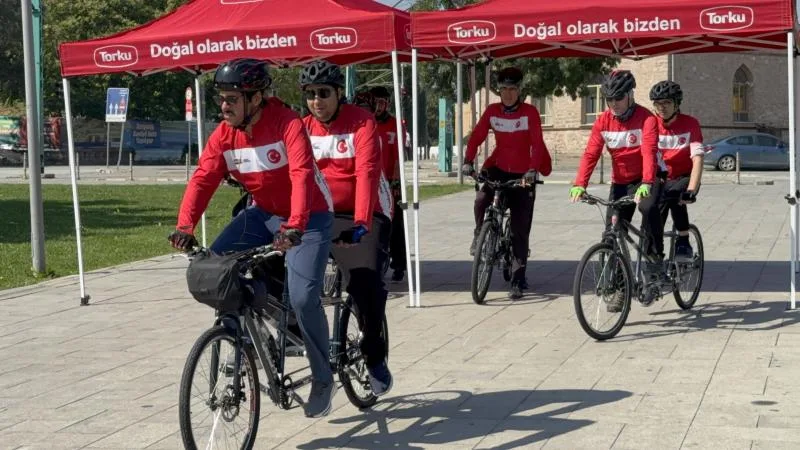 Görme engelliler, 15 Temmuz şehitleri için Ankara’ya pedal çeviriyor