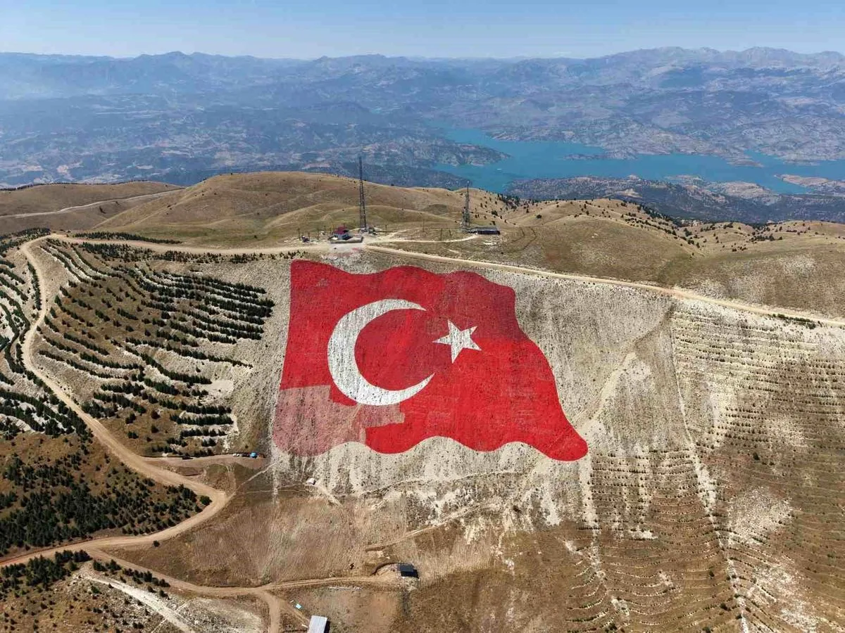 Dünyanın en büyük Türk bayrağı yeniden eski görkemine kavuştu