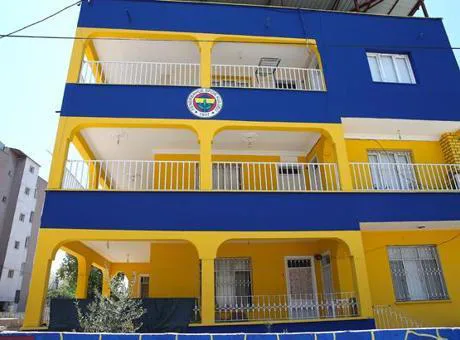 Hatay’da Fenerbahçe apartmanı! 3 katlı binayı baştan aşağı sarı-laciverte boyadılar