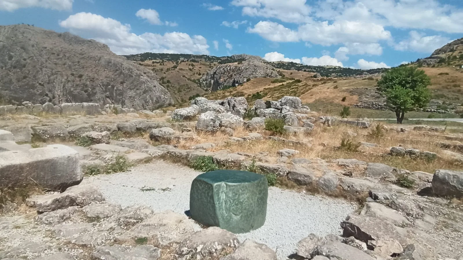 Hattuşa’nın Gizemli “Yeşil Taşı”: Hititlerin Büyük Tapınağındaki Binlerce Yıllık Eser