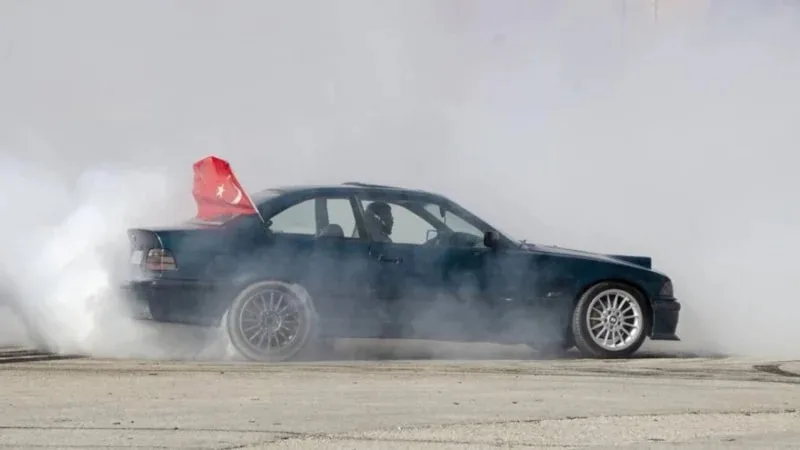 Trafikte Drift ve makas atanın ehliyeti iptal edilecek