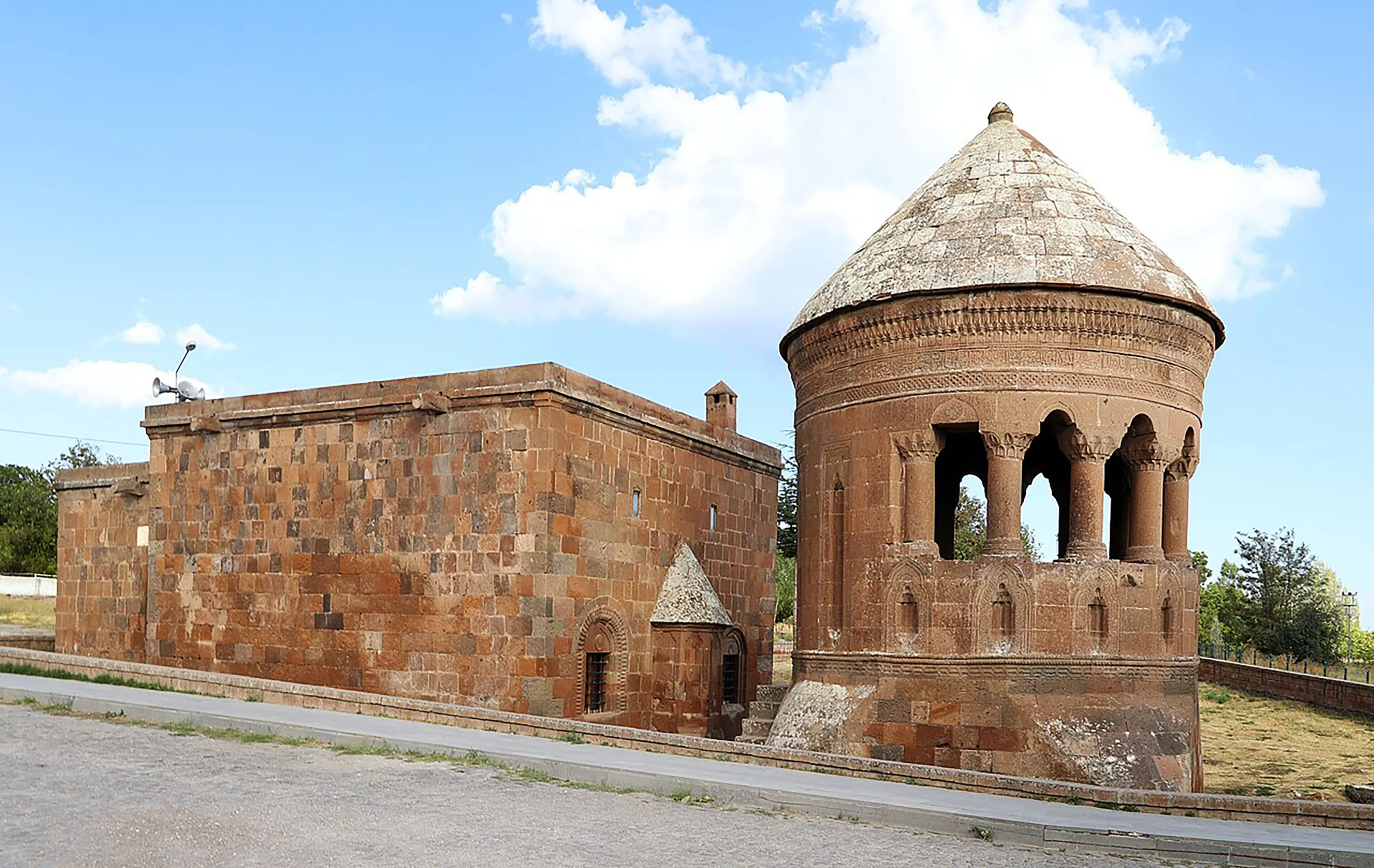 Ahlat’ın Simgelerinden Emir Bayındır Kümbeti
