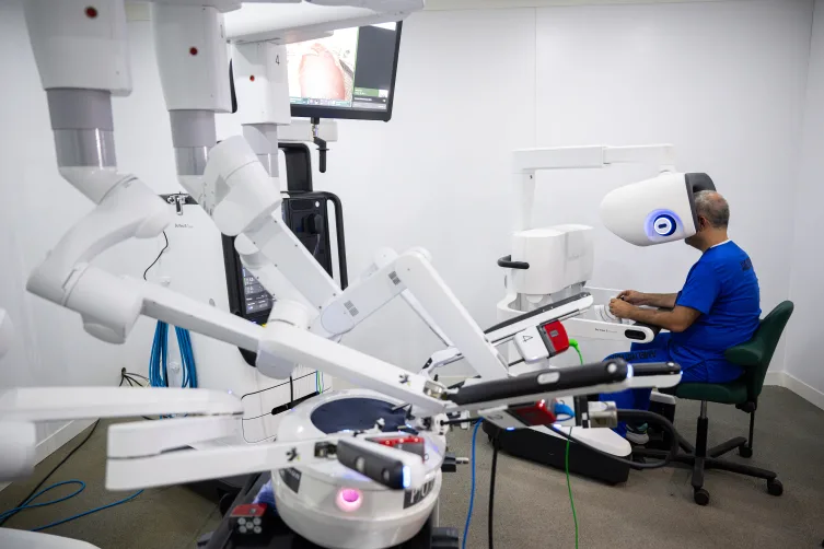Mavi Vatan’da bir ilk: TCG Anadolu’da robotik cerrahi denemesi yapıldı