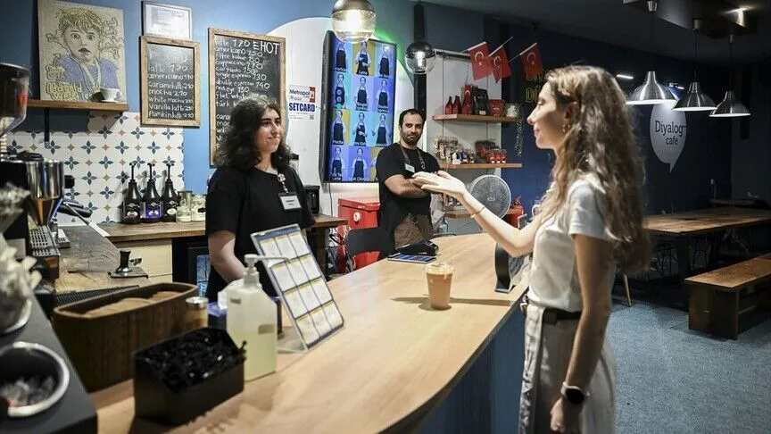 İstanbul Diyalog Müzesi’nce kurulan kafede kahve siparişleri işaret diliyle veriliyor